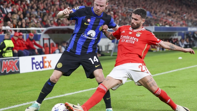 epa11002328 Benficas's Rafa Silva (R) in action against Inter Milan's Davy Klaassen (L) during the UEFA Champions League group stage soccer match between SL Benfica and Inter Milan in Lisbon, Portugal, 29 November 2023.  EPA/TIAGO PETINGA