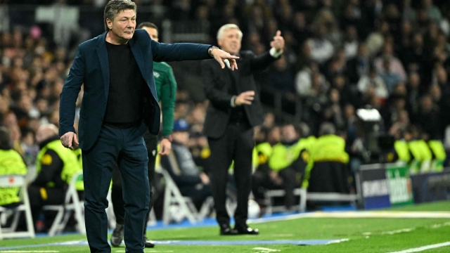 Napoli's Italian coach Walter Mazzarri (L) reacts during the UEFA Champions League first round group C football match between Real Madrid CF and SSC Naples at the Santiago Bernabeu stadium in Madrid on November 29, 2023. (Photo by JAVIER SORIANO / AFP)