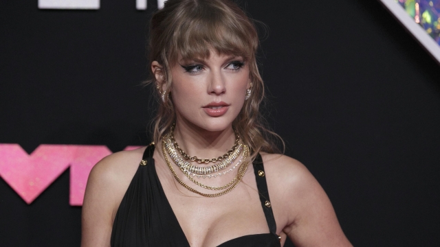 epa10857653 American singer-songwriter Taylor Swift  poses on the red carpet during the MTV Video Music Awards at the Prudential Center in Newark, New Jersey, USA, 12 September 2023.  EPA/SARAH YENESEL
