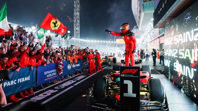 SAINZ Carlos (spa), Scuderia Ferrari SF-23, portrait, win celebration in parc ferme during the 2023 Formula 1 Singapore Airlines Singapore Grand Prix, 15th round of the 2023 Formula One World Championship from September 15 to 17, 2023 on the Marina Bay Street Circuit, in Singapore - Photo Antonin Vincent / DPPI
