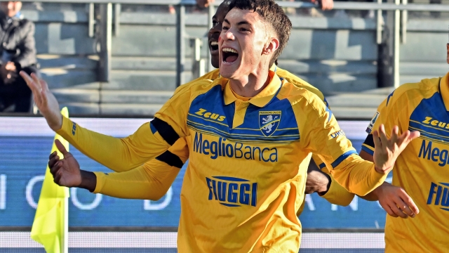 Matias Soule' of Frosinone celebrtaes after scoring 1-0 goal during the Serie A soccer match between Frosinone Calcio and Genoa CFC at Benito Stirpe stadium in Frosinone, Italy, 26 November 2023. ANSA/FEDERICO PROIETTI