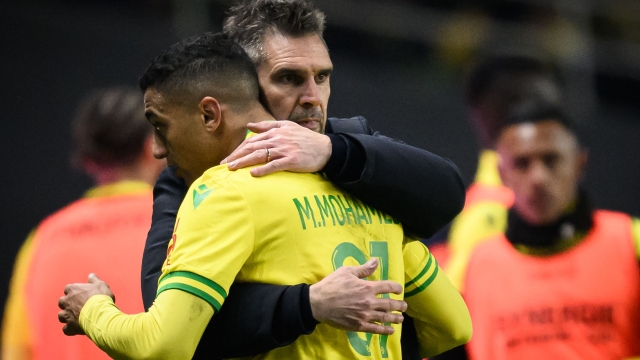 Nantes' French head coach Jocelyn Gourvennec congratulates Nantes' Egyptian forward #31 Mostafa Mohamed during the French L1 football match between FC Nantes and OGC Nice at La Beaujoire stadium in Nantes, western France on December 2, 2023. (Photo by LOIC VENANCE / AFP)