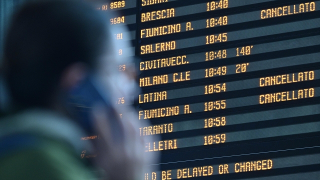 Disagi alla stazione Termini di Roma per uno sciopero dei treni di otto ore, 30 novembre 2023. ANSA/CLAUDIO PERI