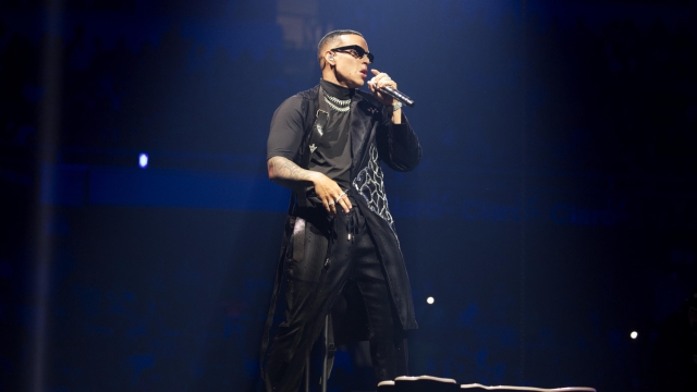 epa11005033 Puerto Rican artist Daddy Yankee performs during his 'La Meta' concert at Jose Miguel Agrelot Coliseum in San Juan, Puerto Rico, 30 November 2023. Daddy Yankee delighted the inhabitants of San Juan with his farewell concert 'La Meta,' following his retirement announcement from the stage.  EPA/THAIS LLORCA