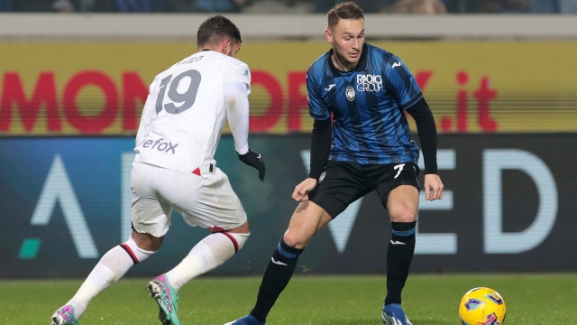 BERGAMO, ITALY - DECEMBER 09: Teun Koopmeiners of Atalanta BC runs with the ball whilst under pressure from Theo Hernandez of AC Milan during the Serie A TIM match between Atalanta BC and AC Milan at Gewiss Stadium on December 09, 2023 in Bergamo, Italy. (Photo by Emilio Andreoli/Getty Images)