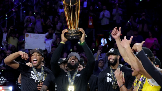 LAS VEGAS, NEVADA - DECEMBER 09: LeBron James #23 of the Los Angeles Lakers hoists the trophy with his teammates after winning the championship game of the inaugural NBA In-Season Tournament at T-Mobile Arena on December 09, 2023 in Las Vegas, Nevada. NOTE TO USER: User expressly acknowledges and agrees that, by downloading and or using this photograph, User is consenting to the terms and conditions of the Getty Images License Agreement.   Ethan Miller/Getty Images/AFP (Photo by Ethan Miller / GETTY IMAGES NORTH AMERICA / Getty Images via AFP)