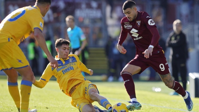 Matias Soule' of Frosinone vies for the ball with Ricardo Rodriguez of Torino during the Serie A soccer match between Frosinone Calcio and Torino FC at Benito Stirpe stadium in Frosinone, Italy, 10 December 2023. ANSA/FEDERICO PROIETTI