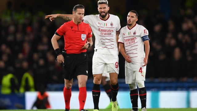 LONDON, ENGLAND - OCTOBER 05: Olivier Giroud of AC Milan interacts with match referee Danny Makkelie during the UEFA Champions League group E match between Chelsea FC and AC Milan at Stamford Bridge on October 05, 2022 in London, England. (Photo by Mike Hewitt/Getty Images)