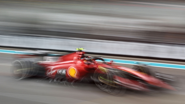 Ferrari's Spanish driver Carlos Sainz Jr drives during the Abu Dhabi Formula One Grand Prix at the Yas Marina Circuit in the Emirati city on November 26, 2023. (Photo by Ali HAIDER / POOL / AFP)