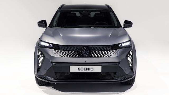 Il possente frontale della nuova Renault Scenic E-Tech Electric
