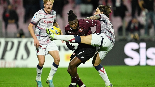 SALERNO, ITALY - DECEMBER 10: Chukwubuikem Ikwuemesi of US Salernitana battles for possession with Riccardo Calafiori of Bologna FC during the Serie A TIM match between US Salernitana and Bologna FC at Stadio Arechi on December 10, 2023 in Salerno, Italy. (Photo by Francesco Pecoraro/Getty Images)