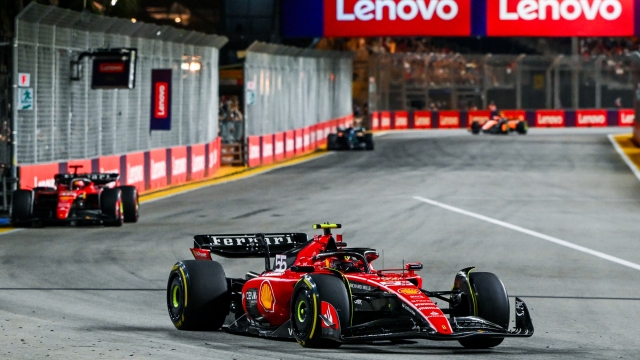 SINGAPORE, SINGAPORE - SEPTEMBER 17: Carlos Sainz of Spain driving (55) the Ferrari SF-23 leads Charles Leclerc of Monaco driving the (16) Ferrari SF-23 during the F1 Grand Prix of Singapore at Marina Bay Street Circuit on September 17, 2023 in Singapore, Singapore. (Photo by Clive Mason/Getty Images)