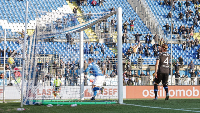 Foto Stefano Nicoli/LaPresse 16 Dicembre 2023 Brescia, Italia - sport, calcio - Brescia vs Como  - Campionato di calcio Serie BKT 2023/2024 - Stadio Mario Rigamonti. Nella foto: Gabriele Moncini (11 Brescia) gol  December 16, 2023 Brescia, Italy - sport, soccer - Brescia vs Como- Italian Football Championship League BKT 2023/2024 - Mario Rigamonti stadium. In the pic: Gabriele Moncini (11 Brescia) gol