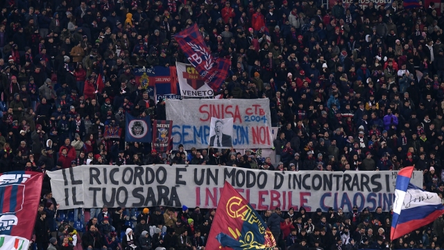 BOLOGNA, ITALY - DECEMBER 17: Bologna FC fans hold a banner in memory of former head coach Sinisa Mihajlovic prior to the Serie A TIM match between Bologna FC and AS Roma at Stadio Renato Dall'Ara on December 17, 2023 in Bologna, Italy. (Photo by Alessandro Sabattini/Getty Images)