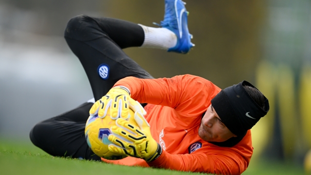 COMO, ITALY - DECEMBER 05: Emil Audero of FC Internazionale in action during the FC Internazionale training session at Suning Training Centre at Appiano Gentile on December 05, 2023 in Como, Italy. (Photo by Mattia Pistoia - Inter/Inter via Getty Images)