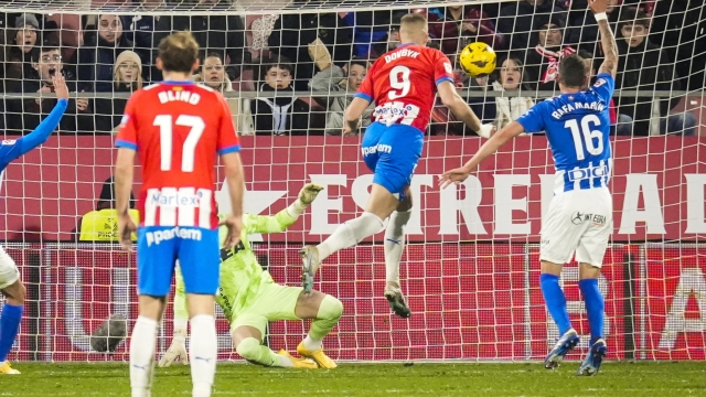 epa11036489 Girona forward Artem Dovbyk (2R) scores the 1-0 goal during the Spanish LaLiga match between Girona FC and Alaves, in Girona, Spain, 18 December 2023.  EPA/David Borrat