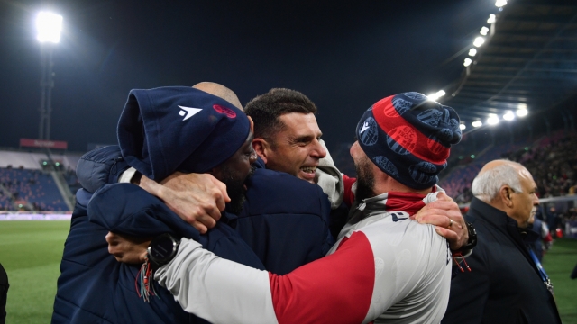 Foto Massimo Paolone/LaPresse 17 Dicembre 2023 - Bologna, Italia - sport, calcio - Bologna vs Roma - Campionato italiano di calcio Serie A TIM 2023/2024 - Stadio Renato Dall?Ara. Nella foto: Thiago Motta (Bologna F.C.) esulta per la vittoria con il suo staff  December 17, 2023 Bologna, Italy - sport, calcio - Bologna vs Roma - Italian Serie A Football Championship 2023/2024 - Renato Dall?Ara Stadium. In the pic: Thiago Motta (Bologna F.C.) celebrates for the victory with his staff