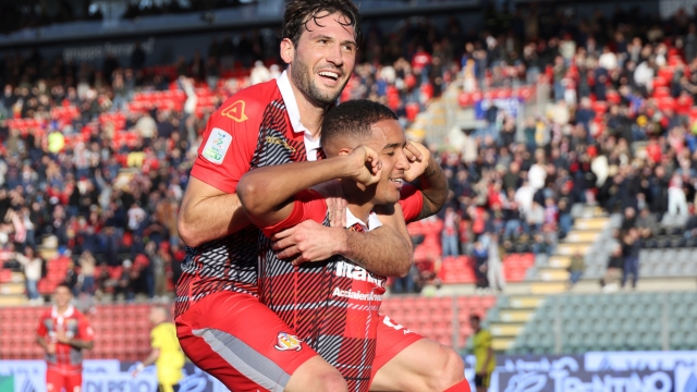 Foto Valentina Renna/LaPresse 23 Dicembre 2023 - Cremona, Italia - sport, calcio - Cremonese vs Modena- Campionato italiano di calcio Serie BKT 2023/2024 - Stadio Giovanni Zini. Nella foto: gol 4-0 Charles Pickel

december 23, 2023 Cremona, Italy - sport, soccer - Cremonese vs Modena - Italian Serie BKT Football Championship 2023/2024 - Giovanni Zini Stadium. In the pic: gol 4-0 Charles Pickel