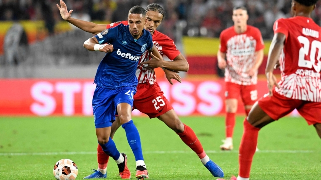 West Ham United's German defender #24 Thilo Kehrer (L) and Freiburg's French defender #25 Kiliann Sildillia vie for the ball during the UEFA Europa League Group A football match between SC Freiburg and West Ham United FC in Freiburg im Breisgau, southwestern Germany on October 5, 2023. (Photo by THOMAS KIENZLE / AFP)