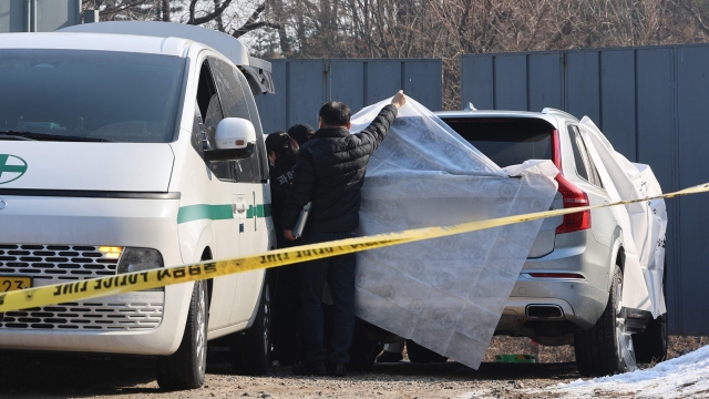 Police investigate a car in which the body of South Korean actor Lee Sun-kyun was found at a park in central Seoul on December 27, 2023. South Korean actor Lee Sun-kyun, best known for his role in the Oscar-winning film "Parasite", was found dead on December 27, in an apparent suicide, Yonhap news agency reported. (Photo by Yonhap / YONHAP / AFP) / - South Korea OUT / NO ARCHIVES -  RESTRICTED TO SUBSCRIPTION USE