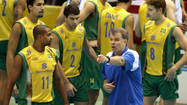 Brazilian volleyball team head coach Bernardo Rezende (C) gives instructions to players during the Pool F second round match against Bulgaria at the Men's World Volleyball Championships in Hiroshima, 29 November 2006. Brazil won 25-22, 20-25, 25-22, 25-16.    AFP PHOTO / KAZUHIRO NOGI