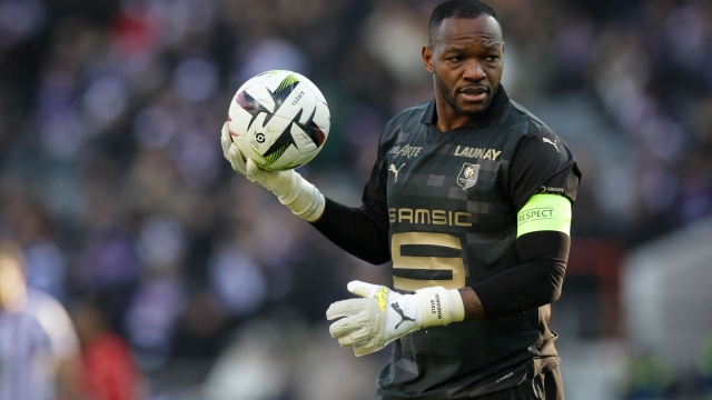 Rennes' French goalkeeper #30 Steve Mandanda looks on during the French L1 football match between Toulouse (TFC) and Stade Rennais (Rennes) at the Stadium TFC in Toulouse, south-western France, on December 17, 2023. (Photo by Valentine CHAPUIS / AFP)