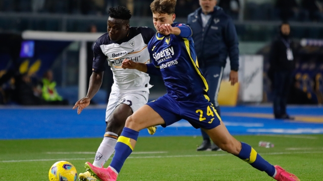 VERONA, ITALY - NOVEMBER 27: Filippo Terracciano of Verona challenges for the ball Lameck Banda of Lecce during the Serie A TIM match between Hellas Verona FC and US Lecce at Stadio Marcantonio Bentegodi on November 27, 2023 in Verona, Italy. (Photo by Timothy Rogers/Getty Images)