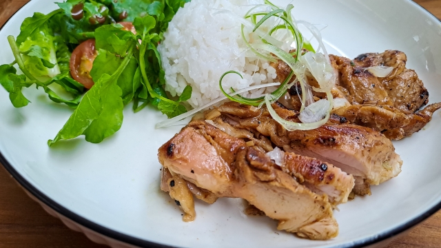 Grilled chicken, salad and white rice, a combination of low calorie menu for diet