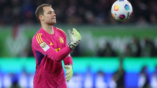 Bayern Munich's German goalkeeper #01 Manuel Neuer throws the ball during the German first division Bundesliga football match between VfL Wolfsburg and FC Bayern Munich in Wolfsburg, on December 20, 2023. (Photo by Ronny HARTMANN / AFP) / DFL REGULATIONS PROHIBIT ANY USE OF PHOTOGRAPHS AS IMAGE SEQUENCES AND/OR QUASI-VIDEO