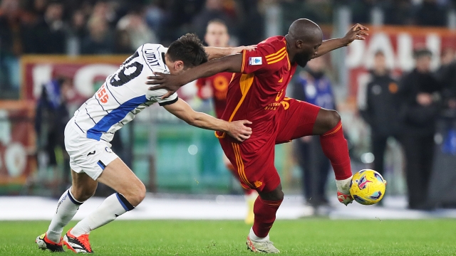 ROME, ITALY - JANUARY 07: Romelu Lukaku of AS Roma battles for possession with Berat Djimsiti of Atalanta BC during the Serie A TIM match between AS Roma and Atalanta BC at Stadio Olimpico on January 07, 2024 in Rome, Italy. (Photo by Paolo Bruno/Getty Images)