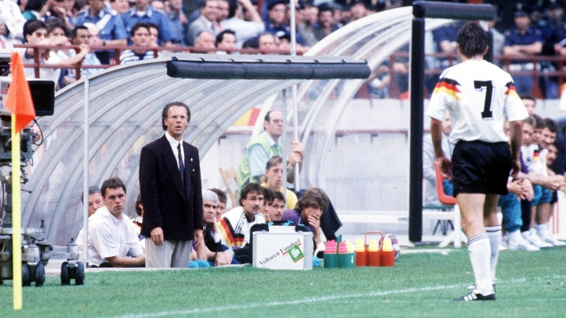 Franz BECKENBAUER, Germany's team manager, is yelling at the sideline during the Germany - Colombia 1:1 match at the 1990 FIFA World Cup in Italy. (Photo by SVEN SIMON / picture-alliance / dpa Picture-Alliance via AFP)
