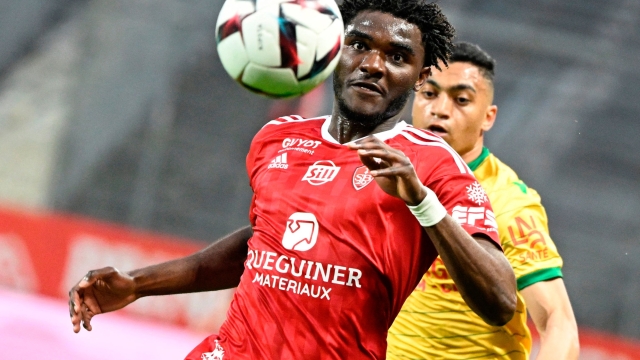 Brest's French defender Lilian Brassier (L) fights for the ball with Nantes' Egyptian forward Mostafa Mohamed (R) during the French L1 football match between Stade Brestois 29 (Brest) and FC Nantes at Stade Francis-Le Ble in Brest, western France on May 3, 2023. (Photo by DAMIEN MEYER / AFP)