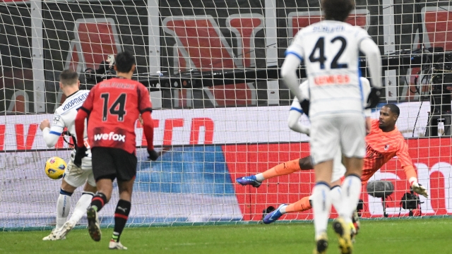 Atalanta’s midfielder Teun Koopmeiners (L) scores on penalty the 2-1 lead during the quater final Coppa Italia (Italy Cup) soccer match between Ac Milan and Atalanta at the Giuseppe Meazza stadium in Milan, Italy, 10 January 2024. ANSA/DANIEL DAL ZENNARO