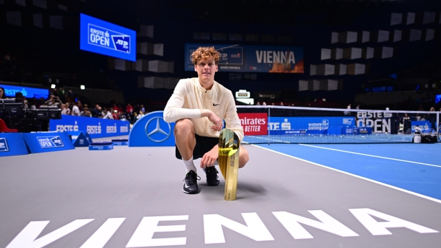 epa10947858 Jannik Sinner of Italy poses with the trophy after winning against Daniil Medvedev of Russia in their final match at the Erste Bank Open ATP tennis tournament in Vienna, Austria, 29 October 2023.  EPA/CHRISTIAN BRUNA