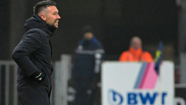 Nice's Italian head coach Francesco Farioli reacts during the French L1 football match between Stade Rennais FC and OGC Nice at The Roazhon Park Stadium in Rennes, western France on January 13, 2024. (Photo by Damien Meyer / AFP)