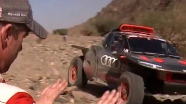 Sebastien Loeb aiuta Carlos Sainz durante la Dakar 2024