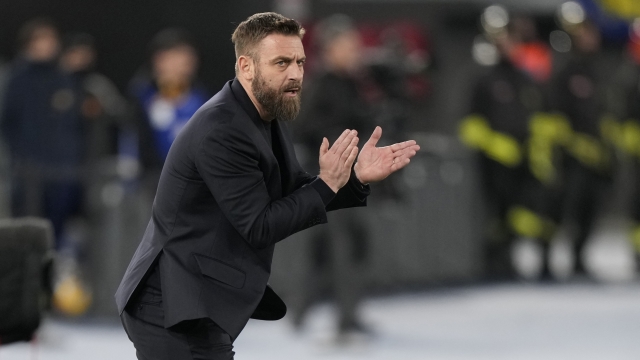 Roma's head coach Daniele De Rossi gives instructions during the Series A soccer match between Roma and Hellas Verona at the Rome Olympic stadium, Saturday, Jan. 20, 2024. (AP Photo/Andrew Medichini)
