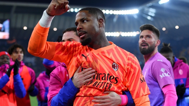 UDINE, ITALY - JANUARY 20: Mike Maignan of AC Milan acknowledges the fans after the Serie A TIM match between Udinese Calcio and AC Milan at Dacia Arena on January 20, 2024 in Udine, Italy. (Photo by Alessandro Sabattini/Getty Images)