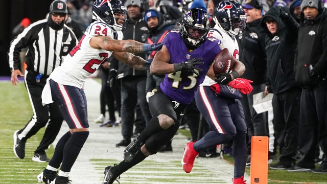 epa11093006 Baltimore Ravens Justice Hill (C) is pushed out of bounds by Houston Texans Derek Stingley Jr (L) during the second half of the NFL American football AFC divisional playoff game between the Baltimore Ravens and Houston Texans in Baltimore, Maryland, USA, 20 January 2024.  EPA/WILL OLIVER