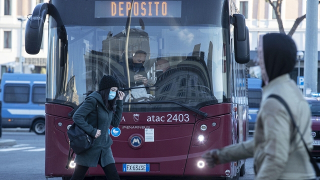 Un autobus nel piazzale antistante la stazione Termini nel giorno dello sciopero generale, Roma, 16 dicembre 2021. ANSA/MASSIMO PERCOSSI