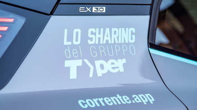 Volvo Car Italia fornirà 300 nuove EX30 full electric al servizio di car sharing Corrente del Gruppo Tper, azienda leader nel settore della mobilità in Emilia-Romagna, una scelta a favore della diffusione della mobilità elettrica in Italia