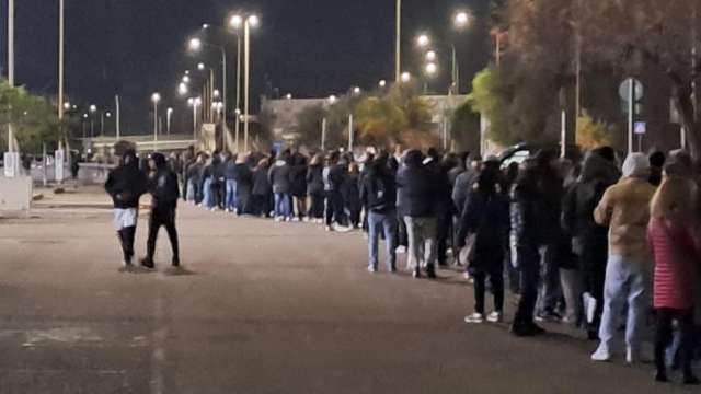 Persone in fila per rendere omaggio a Gigi Riva, Cagliari, 23 gennaio 2024. ANSA/FOIS