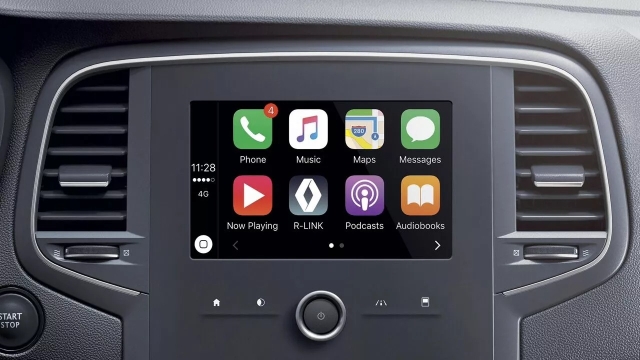 Apple CarPlay e Bluetooth permettono di collegare uno smartphone iOS alla Renault Captur. Per usare CarPlay, è necessario un iPhone 5 o superiore, un cavo Apple, e una connessione Wi-Fi. L’associazione avviene tramite le impostazioni dell’iPhone e del sistema R-Link 2 della Renault