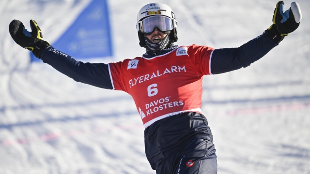 epa11042065 Winner Daniele Bagozza of Italy celebrates after the FIS Alpine Snowboard Parallel Slalom race, in Davos, Switzerland, 23 December 2023.  EPA/GIAN EHRENZELLER
