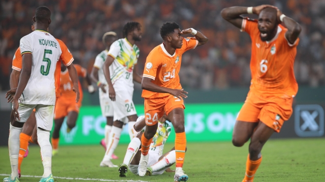 epa11124377 Simon Adingra (C) of Cote dIvoire celebrates scoring the equalizer during the CAF 2023 Africa Cup of Nations quarter final match Mali vs Cote d'Ivoire held at Peace Stadium in Bouake, Cote DIvoire, 03 February 2024.  EPA/Djaffar Ladjal / BackpagePix