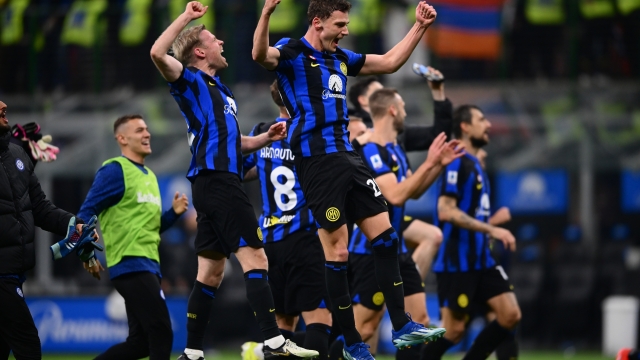 MILAN, ITALY - FEBRUARY 04:  Players of FC Internazionale celebrate the win at the end of the Serie A TIM match between FC Internazionale and Juventus - Serie A TIM  at Stadio Giuseppe Meazza on February 04, 2024 in Milan, Italy. (Photo by Mattia Pistoia - Inter/Inter via Getty Images)