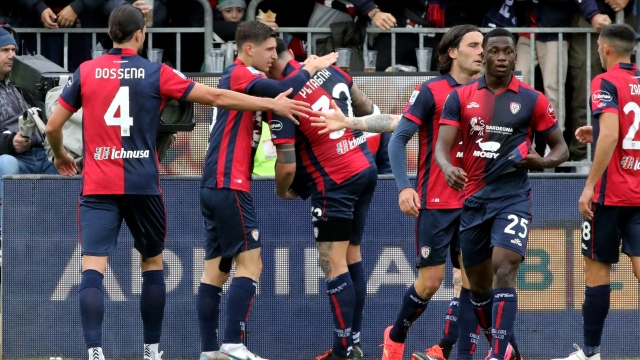 CAGLIARI, ITALY - JANUARY 14: Andrea Petagna of Cagliari celebrates his goal 1-1 with the team mates during the Serie A TIM match between Cagliari and Bologna FC - Serie A TIM  at Sardegna Arena on January 14, 2024 in Cagliari, Italy. (Photo by Enrico Locci/Getty Images)