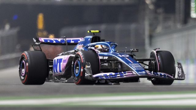 epa10980837 Alpine driver Pierre Gasly of France in action during a practice session for the Formula 1 Las Vegas Grand Prix, in Las Vegas, USA, 17 November 2023.  EPA/ETIENNE LAURENT