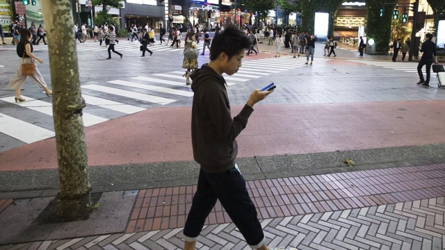 L’impatto dello smartphone sui pedoni: le norme del Codice della Strada e le strategie per evitare incidenti