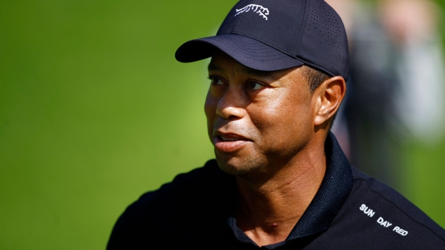 PACIFIC PALISADES, CALIFORNIA - FEBRUARY 13: Tiger Woods of the United States looks on as he practices prior to The Genesis Invitational at Riviera Country Club on February 13, 2024 in Pacific Palisades, California.   Ronald Martinez/Getty Images/AFP (Photo by RONALD MARTINEZ / GETTY IMAGES NORTH AMERICA / Getty Images via AFP)